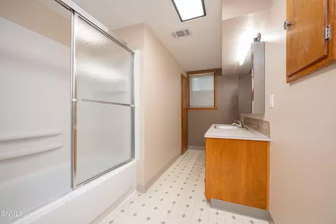 Bath - 469 Custer St, Dickinson, ND 58601 photo 6 of 6