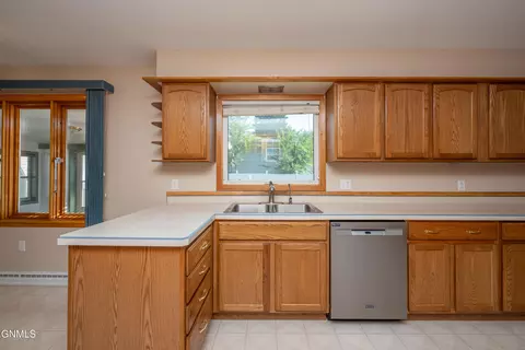 Kitchen - 469 Custer St, Dickinson, ND 58601 photo 5 of 11