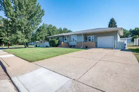 Exterior - 469 Custer St, Dickinson, ND 58601 photo 2 of 13