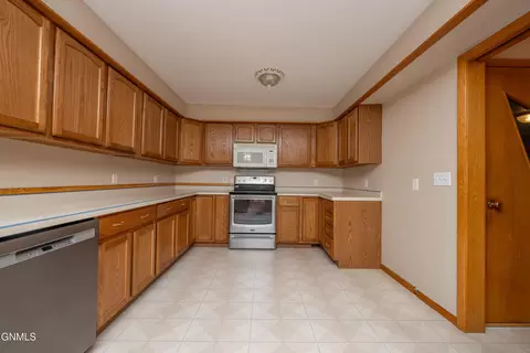 Kitchen - 469 Custer St, Dickinson, ND 58601 photo 4 of 11
