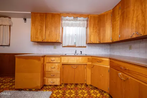 Kitchen - 469 Custer St, Dickinson, ND 58601 photo 10 of 11
