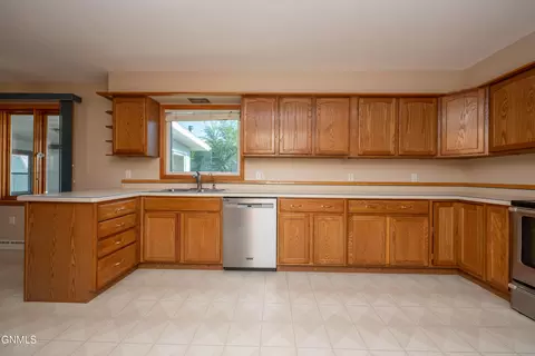 Kitchen - 469 Custer St, Dickinson, ND 58601 photo 3 of 11