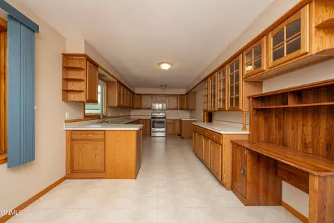 Kitchen - 469 Custer St, Dickinson, ND 58601 photo 6 of 11