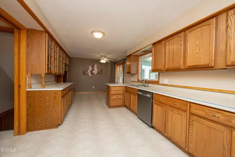 Kitchen - 469 Custer St, Dickinson, ND 58601 photo 2 of 11
