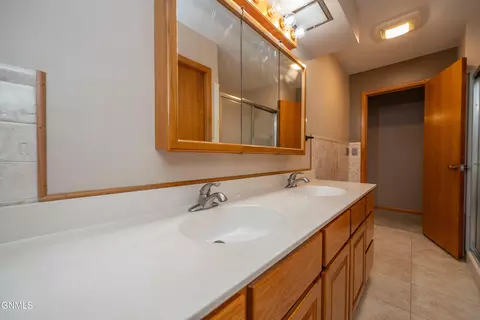 Bath - 469 Custer St, Dickinson, ND 58601 photo 2 of 6