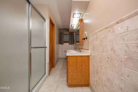 Bath - 469 Custer St, Dickinson, ND 58601 photo 3 of 6