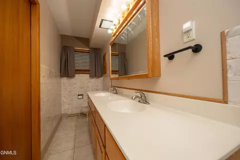 Bath - 469 Custer St, Dickinson, ND 58601 photo 1 of 6