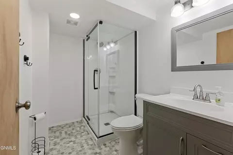 Bath - 611 11th St E, Williston, ND 58801 photo 2 of 3