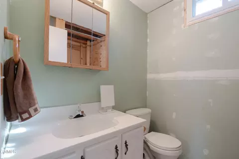 Bath - 810 3rd Ave NE, Mandan, ND 58554 photo 5 of 6