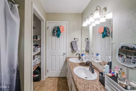 Bath - 810 3rd Ave NE, Mandan, ND 58554 photo 3 of 6