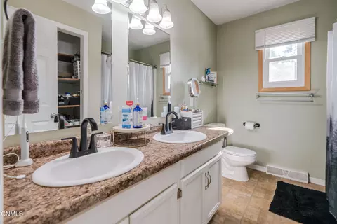 Bath - 810 3rd Ave NE, Mandan, ND 58554 photo 2 of 6