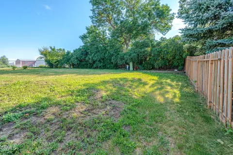 Exterior - 810 3rd Ave NE, Mandan, ND 58554 photo 5 of 8