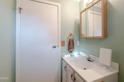Bath - 810 3rd Ave NE, Mandan, ND 58554 photo 6 of 6