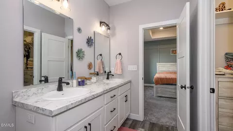 Bath - 5417 Hendrickson Dr, Bismarck, ND 58504 photo 4 of 5