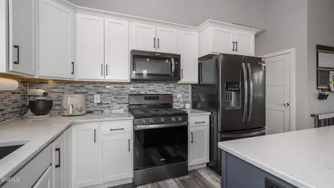 Kitchen - 5417 Hendrickson Dr, Bismarck, ND 58504 photo 2 of 3