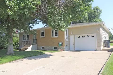 606 10th Ave NW, Mandan, ND 58554
