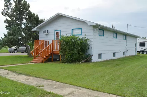 Exterior - 322 Third Ave E, New Leipzig, ND 58562 photo 2 of 4