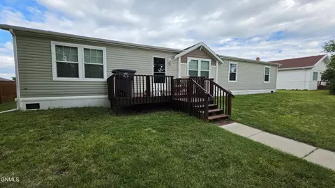 207 Hanks St, Grenora, ND 58845