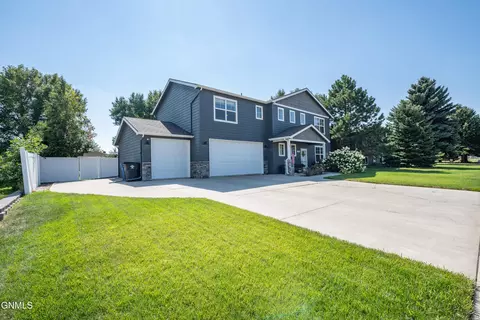 Exterior - 711 28th St W, Dickinson, ND 58601 photo 3 of 15