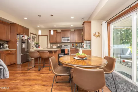 Dining - 711 28th St W, Dickinson, ND 58601 photo 1 of 2