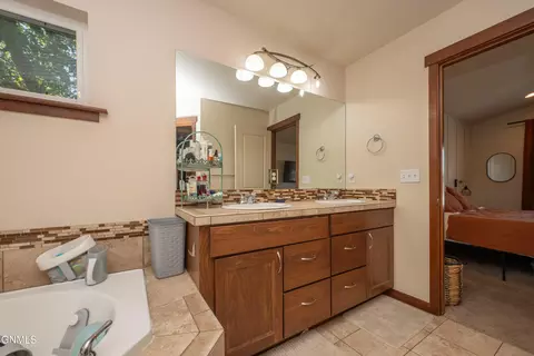Bath - 711 28th St W, Dickinson, ND 58601 photo 5 of 9