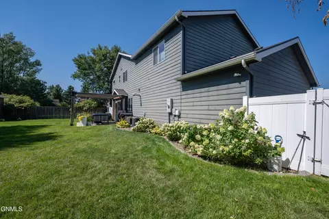 Exterior - 711 28th St W, Dickinson, ND 58601 photo 14 of 15