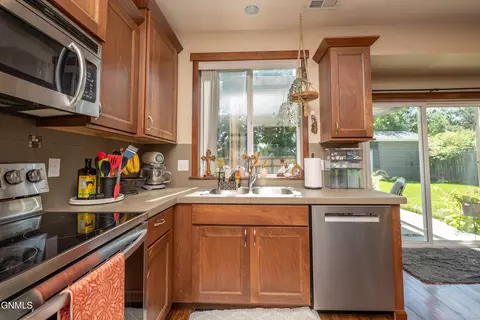 Kitchen - 711 28th St W, Dickinson, ND 58601 photo 5 of 6