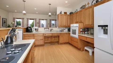 Kitchen - 2813 Sleepy Hollow Loop, Bismarck, ND 58501 photo 2 of 5