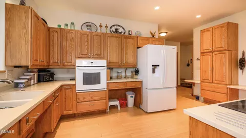 Kitchen - 2813 Sleepy Hollow Loop, Bismarck, ND 58501 photo 4 of 5