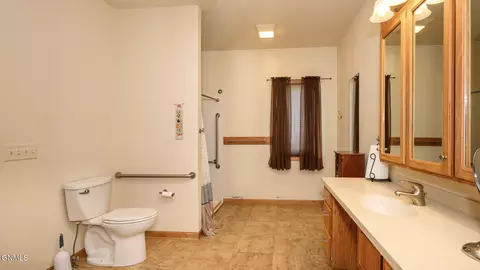 Bath - 2813 Sleepy Hollow Loop, Bismarck, ND 58501 photo 2 of 6