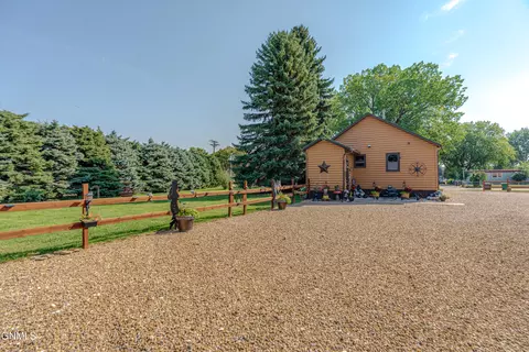 Exterior - 705 3rd Ave SE, Mandan, ND 58554 photo 4 of 12