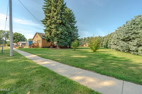 Exterior - 705 3rd Ave SE, Mandan, ND 58554 photo 11 of 12