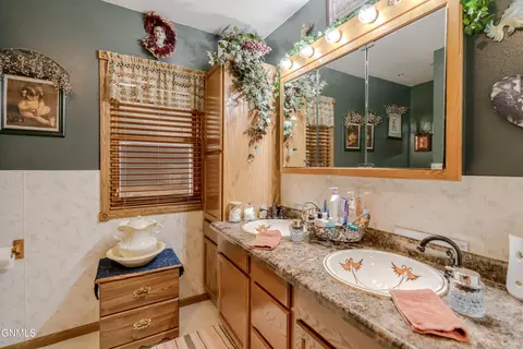 Bath - 705 3rd Ave SE, Mandan, ND 58554 photo 3 of 7