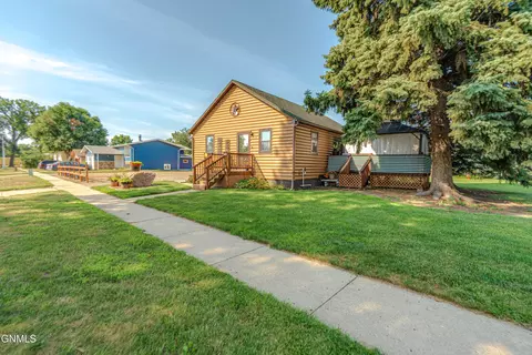 Exterior - 705 3rd Ave SE, Mandan, ND 58554 photo 9 of 12