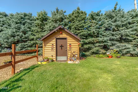 Exterior - 705 3rd Ave SE, Mandan, ND 58554 photo 5 of 12