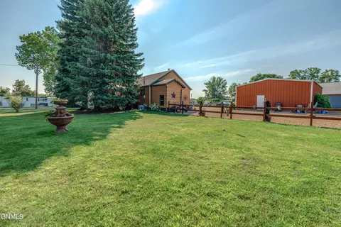 Exterior - 705 3rd Ave SE, Mandan, ND 58554 photo 6 of 12