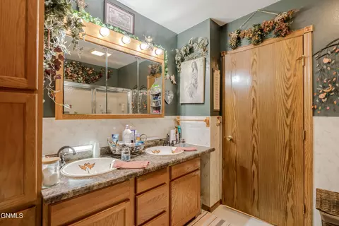 Bath - 705 3rd Ave SE, Mandan, ND 58554 photo 1 of 7