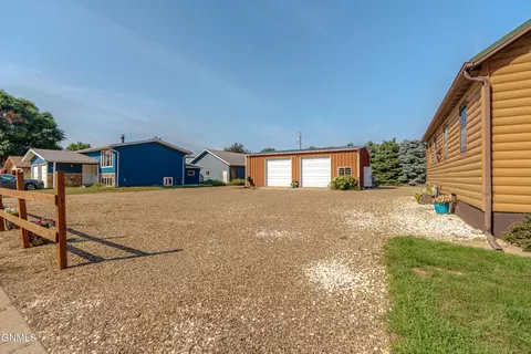 Exterior - 705 3rd Ave SE, Mandan, ND 58554 photo 10 of 12