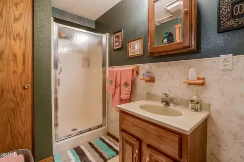 Bath - 705 3rd Ave SE, Mandan, ND 58554 photo 6 of 7