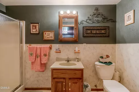 Bath - 705 3rd Ave SE, Mandan, ND 58554 photo 5 of 7