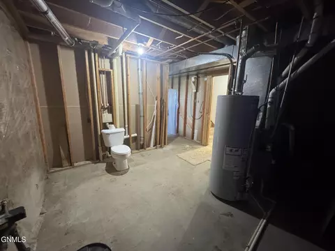 Bath - 111 4th Ave SE, Elgin, ND 58533 photo 3 of 3