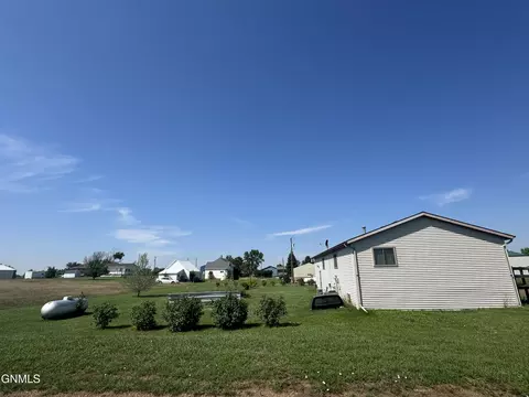 Exterior - 111 4th Ave SE, Elgin, ND 58533 photo 2 of 3