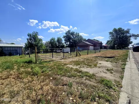 408 4th St NW, Watford City, ND 58854