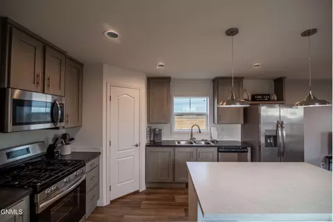 Kitchen - 6812 E Schatz Ln, Elgin, ND 58533 photo 3 of 7