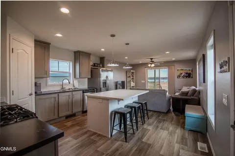 Kitchen - 6812 E Schatz Ln, Elgin, ND 58533 photo 4 of 7