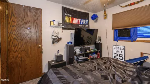 Bedroom - 709 3rd Ave SE, Mandan, ND 58554 photo 4 of 8