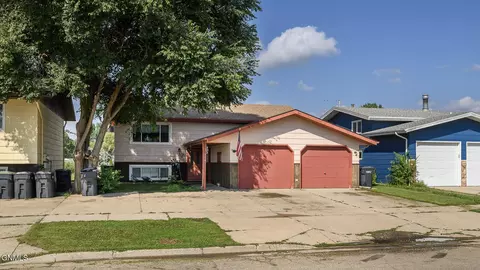 Exterior - 709 3rd Ave SE, Mandan, ND 58554 photo 3 of 3