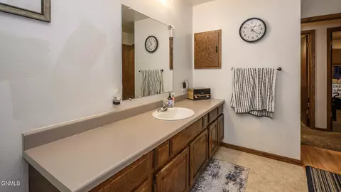 Bath - 709 3rd Ave SE, Mandan, ND 58554 photo 2 of 4