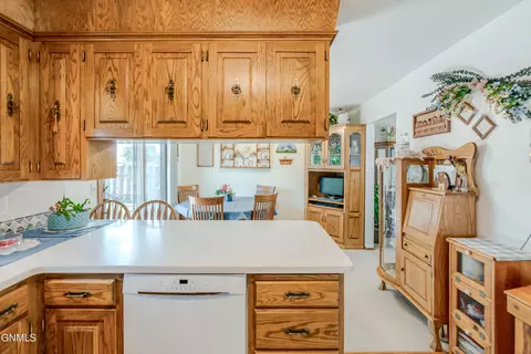 Kitchen - 806 Johns Dr NE, Mandan, ND 58554 photo 3 of 4