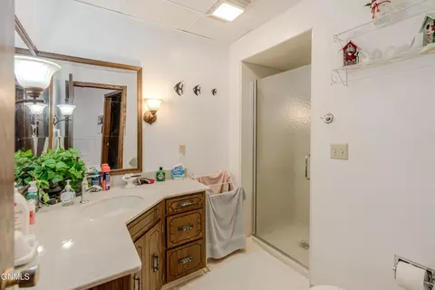 Bath - 806 Johns Dr NE, Mandan, ND 58554 photo 4 of 5